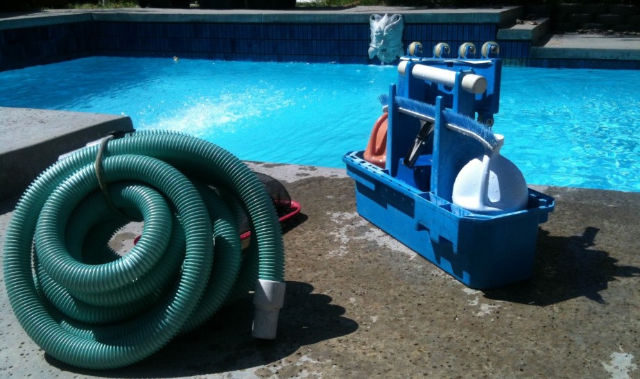 Swimming pool cleaning system